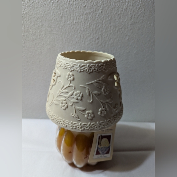 Home Interiors Candle Vanilla Cream Jar 15.5 oz & Floral Butterfly Shade Nwt - Picture 2 of 7